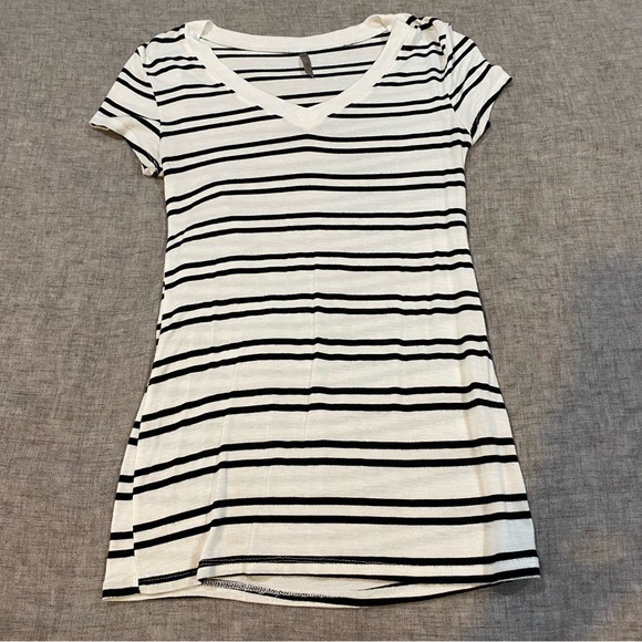 Heart & Hips Striped Short Sleeve V-Neck Basic Tee Size Large - Picture 3 of 8
